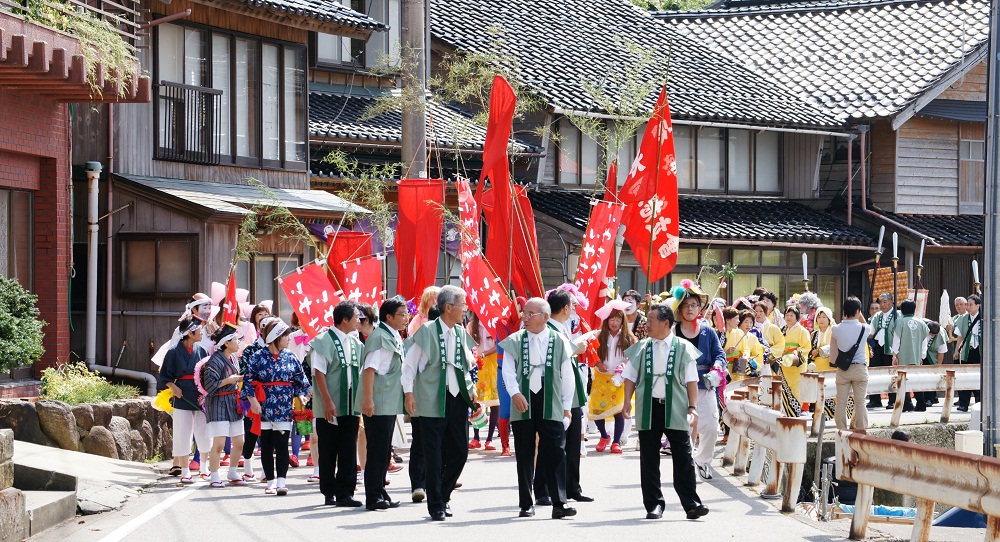 祭りの始まりから神様船までの順路を区民が仮装して盛り上げる