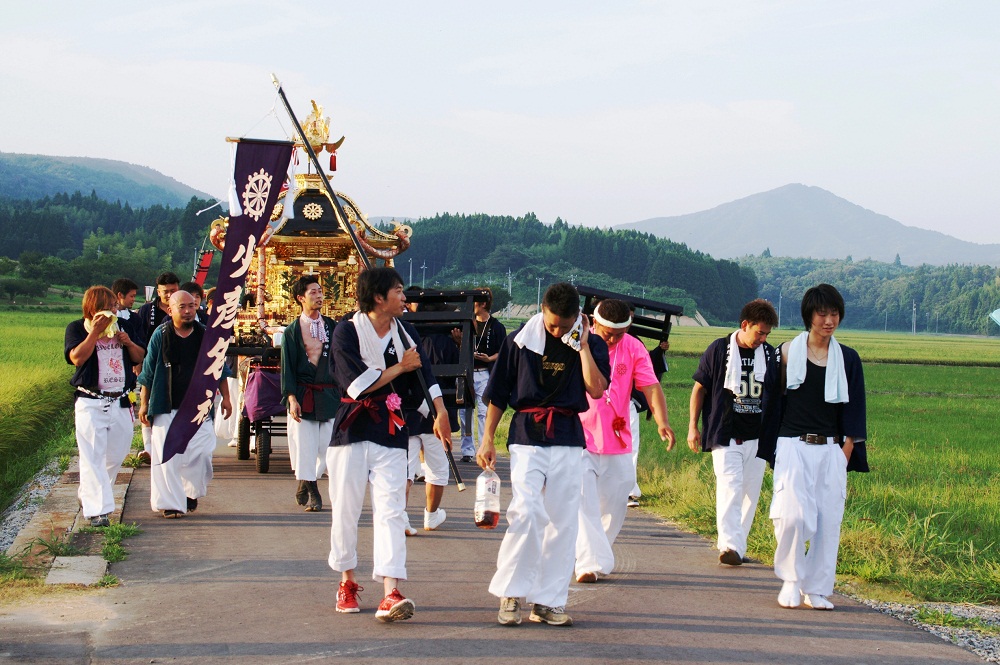 能登富士（高爪山）を背景に