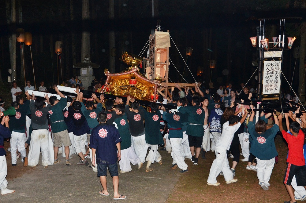 神社境内を所狭しと練り回る