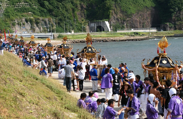 領家浜（増穂浦）に神輿11基が並ぶ