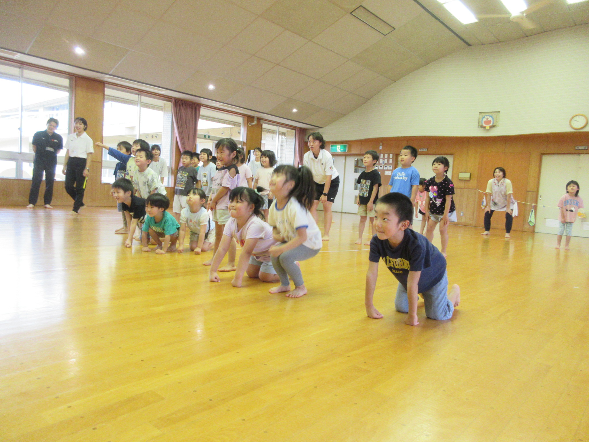 ゴリラのまねっこ