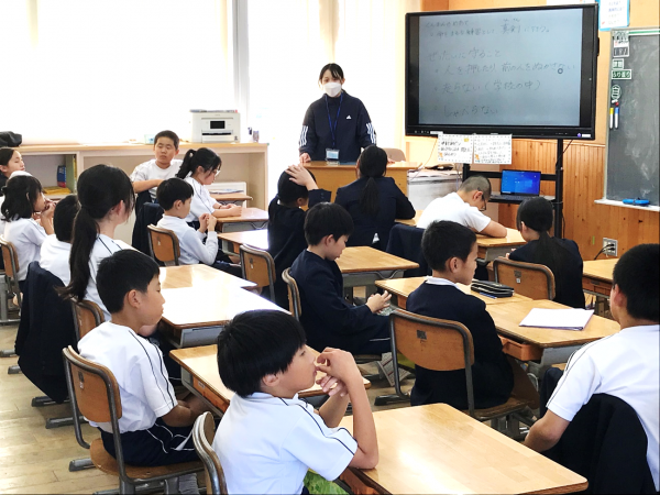教室で話を聞く児童の写真