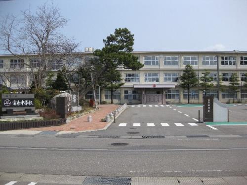 富来中学校外観
