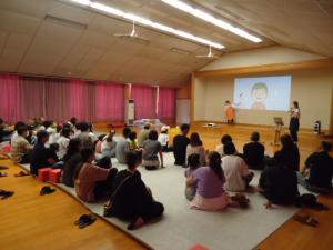 歯みがき教室の動画を見ている写真