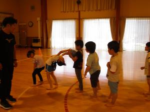 5歳児がボールを使って運動している写真