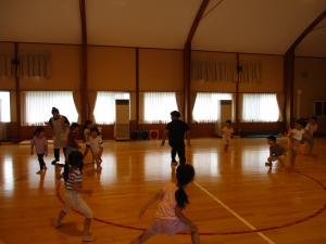 5歳児が５歩鬼ごっこをしている写真