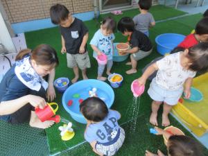 未満児が水遊びをしている写真