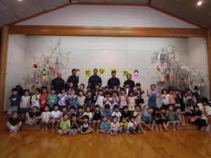 消防士さんと全児で記念撮影をしている写真