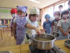 カレールウを入れている写真