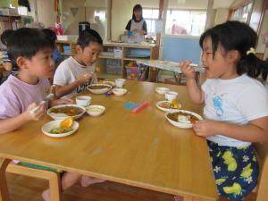 みんなで作ったカレーを食べている写真