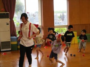 岐阜大学のお姉さんと一緒に追いかけ玉入れをしている写真